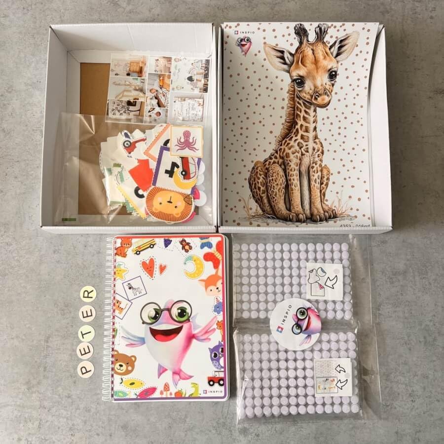 INSPIO Livre Montessori XXL pour enfants (64 pages, 233 accessoires) – lavable, résistant, personnalisé avec prénom – activités éducatives 2–7 ans