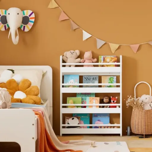Test SoBuy KMB08-K-W : la petite bibliothèque murale qui fait le job dans une chambre d’enfant