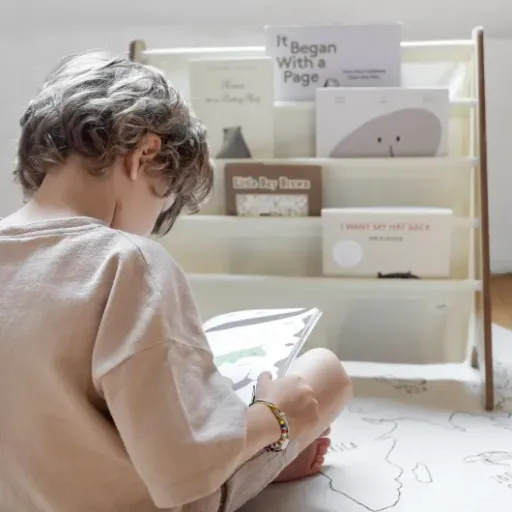 Test 3 Sprouts Bibliothèque Frontale Montessori : une petite étagère à livres qui fait le job pour les kids