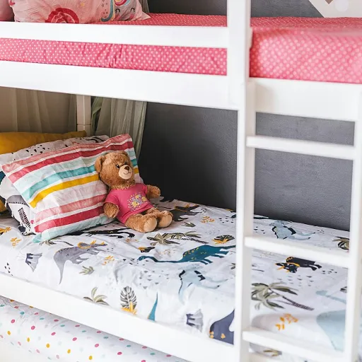 Aménager un miroir Montessori près de la bibliothèque enfant : sécurité, éveil et autonomie